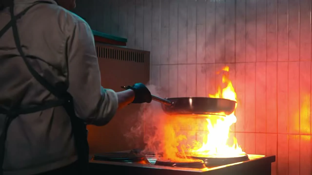 FoodSpot — кадр из ролика: повар готовит на открытом огне